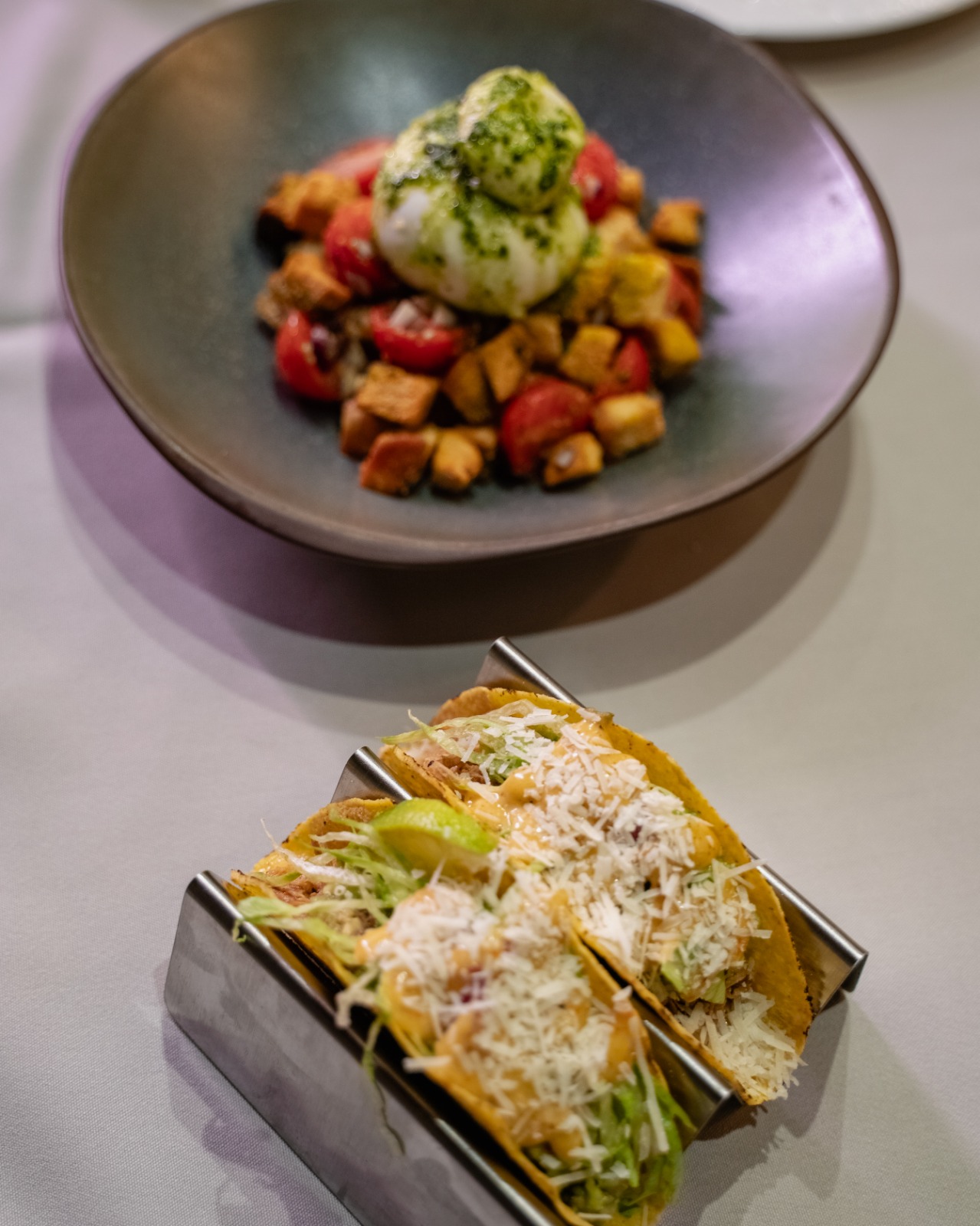Tacos me peshk dhe burrata me pesto si antipastë