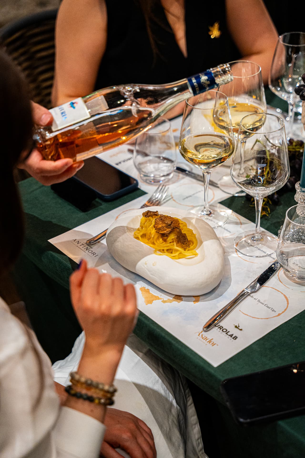 Tagliatelle me tartuf dhe verë rozë e servirur gjatë degustimit