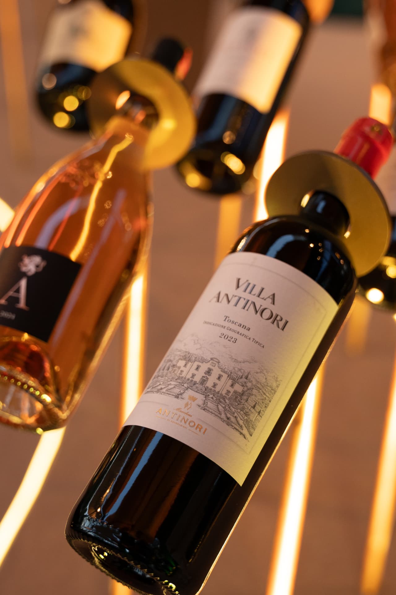 Shishe vere Villa Antinori dhe rosé në standin e ndriçuar të kantinës së ASADOR